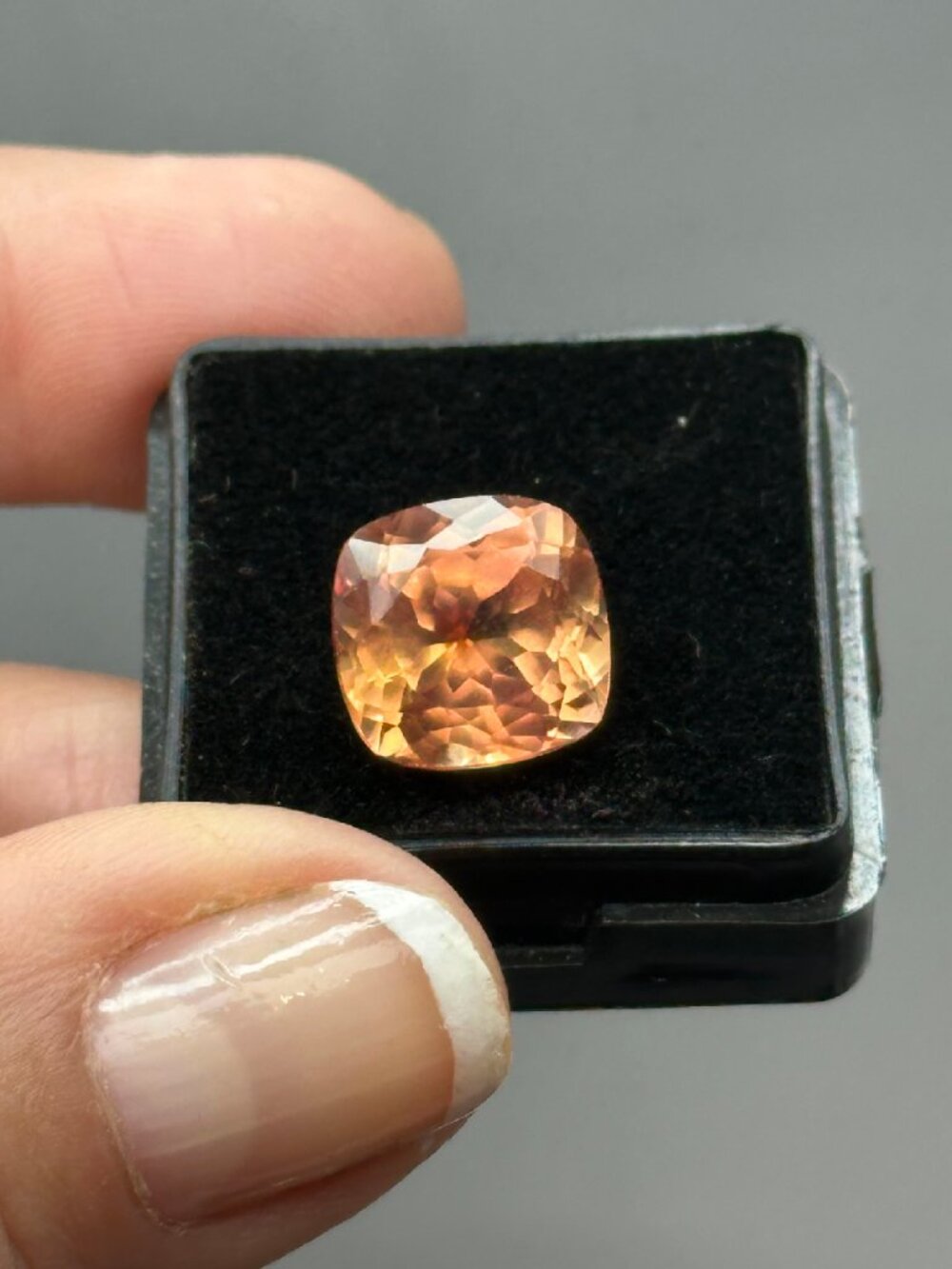 STUNNING Sunset Sapphire Jewel